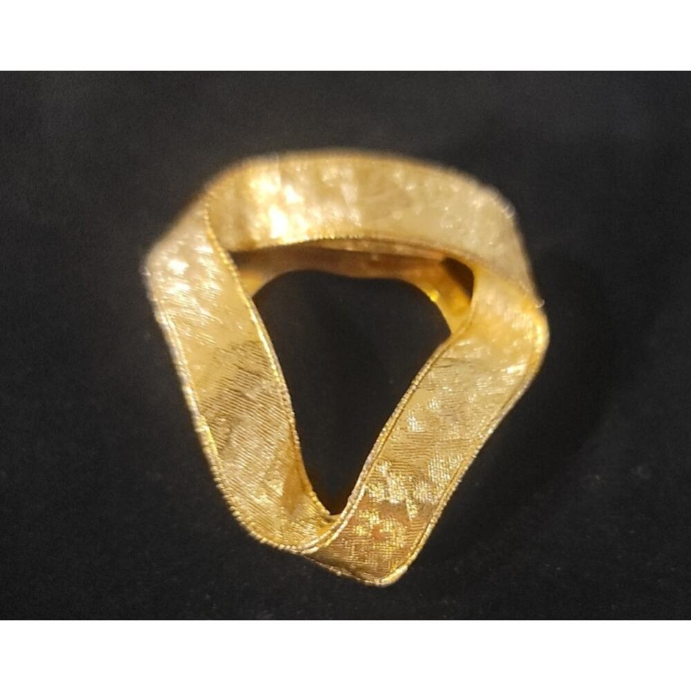 1970s Lieba USA Textured Ribbon Style Gold Tone Scarf Clip